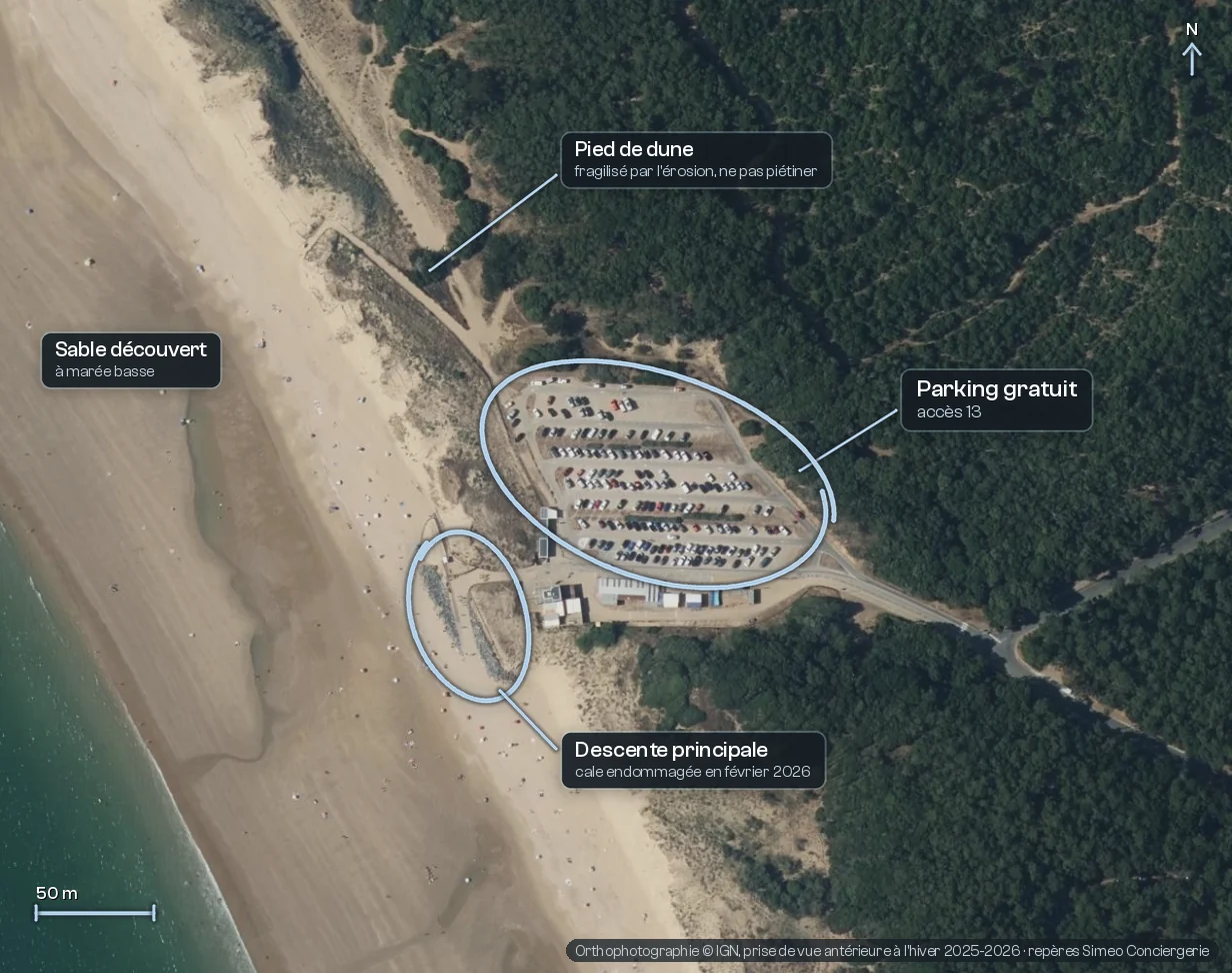 Vue aérienne du parking de l'accès 13 de la plage des Conches et de la descente principale vers le sable